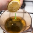 Preparare lo sciroppo per la tosse con il succo di limone