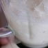 Fare il gelato con il latte in un frullatore