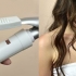 Arriccia i capelli con un ferro arricciacapelli