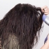 Arriccia i capelli con una matita