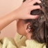 Arriccia i capelli con bigodini in schiuma