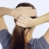 Alza i capelli con una matita