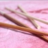 Alza i capelli con le bacchette