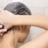 Raddrizza i capelli con una piastra