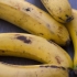 Sbianca i denti con una buccia di banana