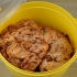 Strofina il pollo con una miscela secca