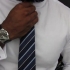 Colori abbinati di cravatta, abito e camicia