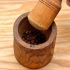 Macina i chicchi di caffè senza macinacaffè