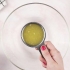 Lava via l'olio di cocco dai capelli