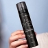 Usando uno spray fissante per il trucco