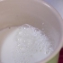 Montare il latte a mano per un cappuccino