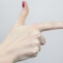 Fai una fionda con la mano e un elastico