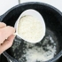 Cuocere il riso nel brodo di pollo