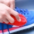 Pulizia delle scarpe da ginnastica puzzolenti