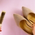 Pulizia delle scarpe di camoscio