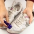 Pulizia delle scarpe di pelle bianca
