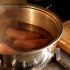 Grigliare la salsiccia sul barbecue